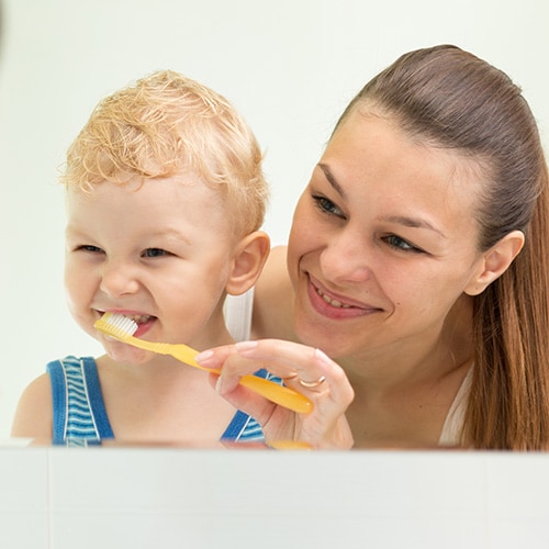 Huolehti että lapsen hampaat harjataan 2 kertaa päivässä, aamuin illoin, fluorihammastahnaa käyttäen. Varmista, että he sylkevät hammastahnan pois käytön jälkeen, jotta sitä nieltäisiin mahdollisimman vähän.<br/><br/>Seuraa aina hammaslääkärin ohjeistuksia fluorin käytöstä lapsille.