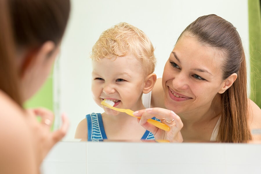 Harjaa lapsen hampaat 2 kertaa päivässä, aamuin illoin. Varmista, että he sylkevät hammastahnan pois käytön jälkeen, jotta sitä nieltäisiin mahdollisimman vähän. 

Alle 3 vuotiaille lapsille hammastahnaa annostellaan noin riisinjyvän kokoinen sipaisu, ja 3-6 vuotiaille noin herneen kokoinen määrä. 

Seuraa aina hammaslääkärin ohjeistuksia fluorin käytöstä lapsille. 