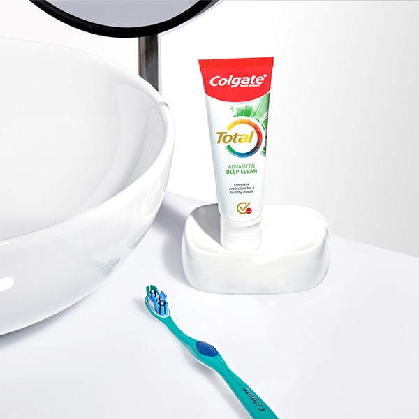 Pese hampaasi vähintään kahdesti päivässä, aamuin illoin, tai hammaslääkärin ohjaamalla tavalla.