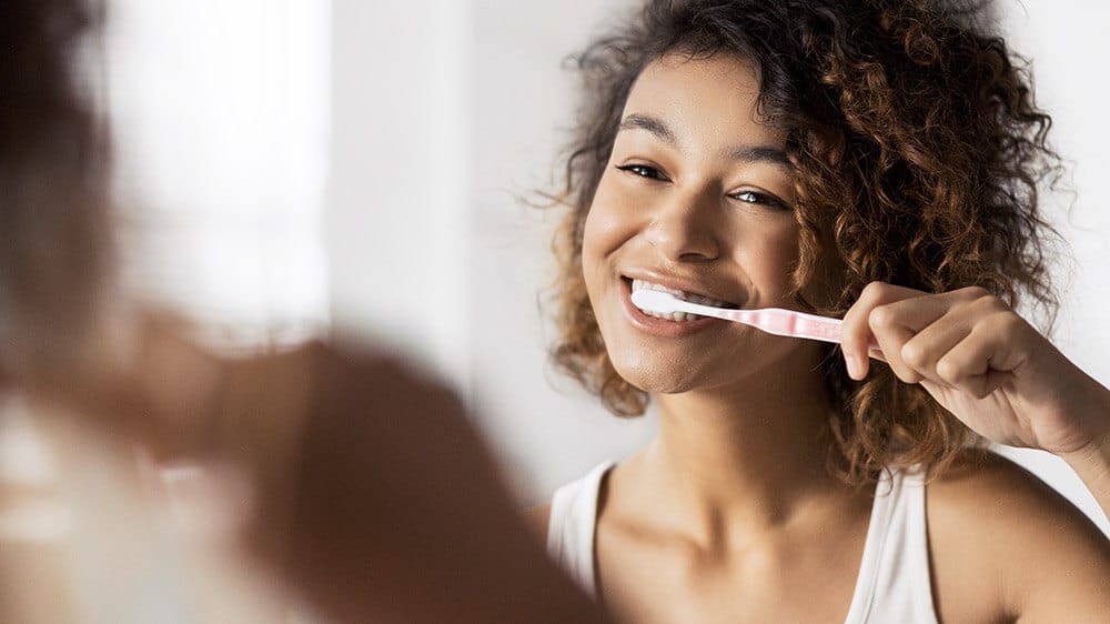 Harjaa hampaat fluorihammastahnalla vähintään kahdesti päivässä, tai suunhoidon ammattilaisen ohjeiden mukaan.